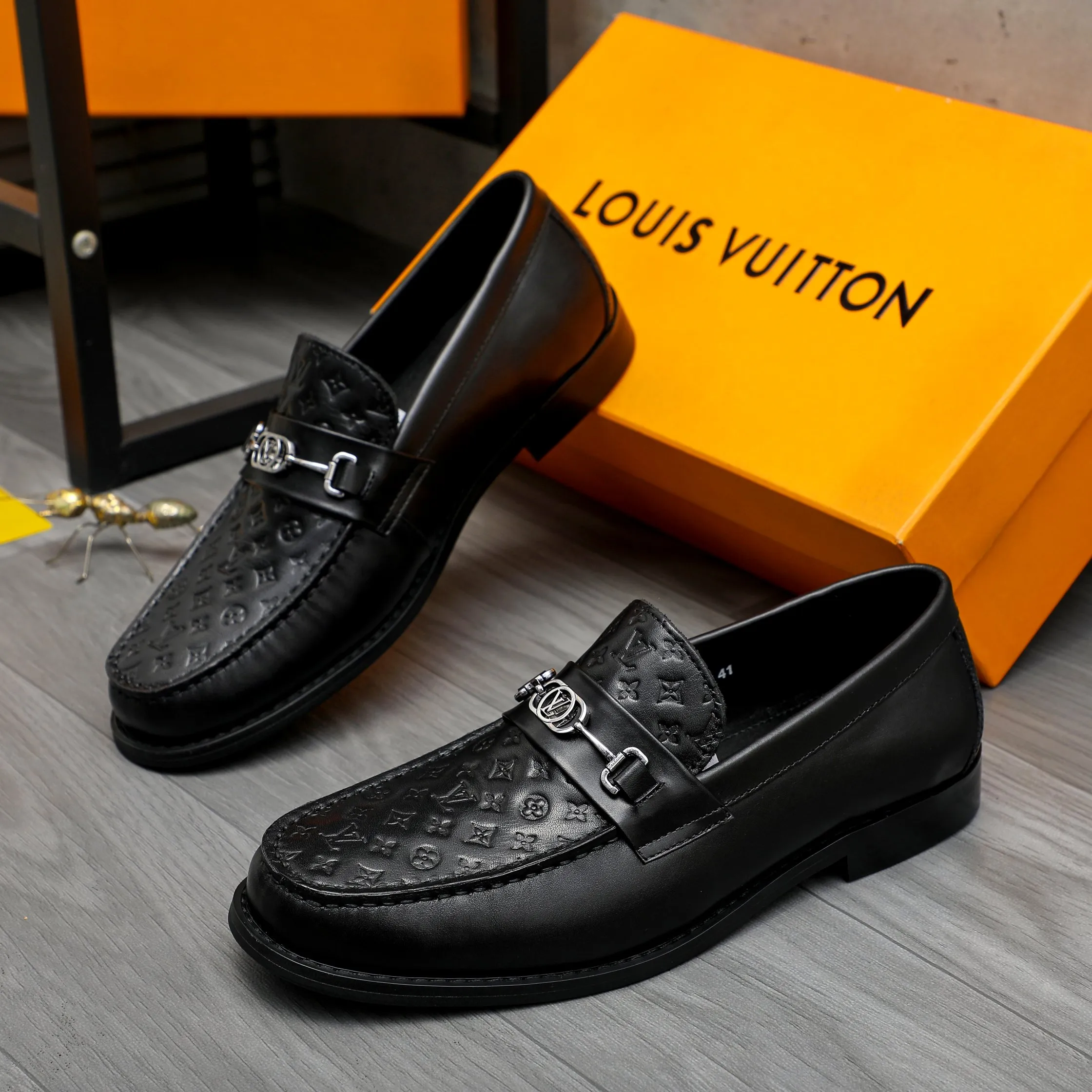 Men's shoes 💰p460 Product trademark: LV (Louis Vuitton) business slip-on leather shoes. Regular size: 38-45 (45 is custom-made and non-returnable) Product materials: Selected high-quality embossed cowhide upper, cowhide lining, original rubber outsole